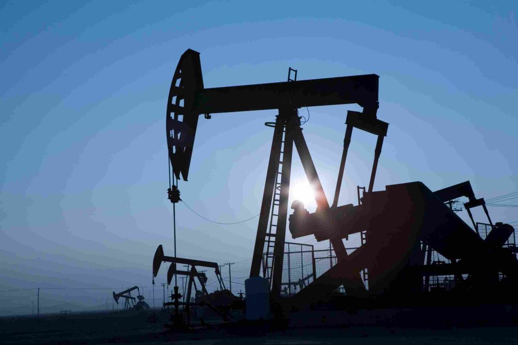 Bomba de yacimiento petrolífero que representa el uso de HEC en sistemas de fluidos de perforación