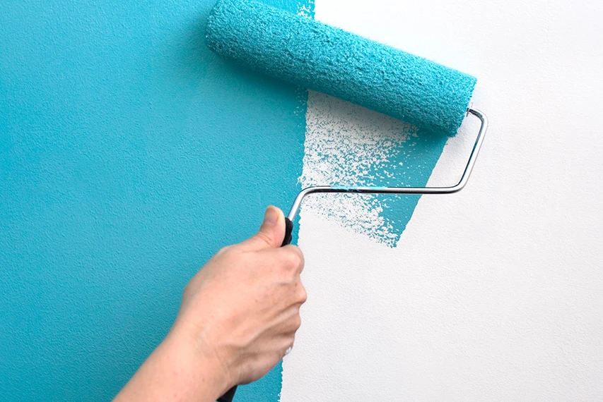 Roller applying blue decorative paint with HEMC support