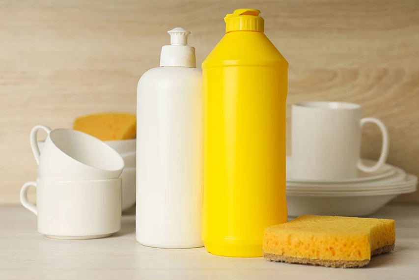 Bouteilles de produits d'entretien ménager et éponge pour les applications de produits d'entretien HEC