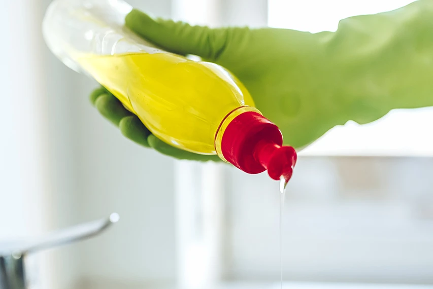Dishwashing detergent bottle pouring liquid with HEMC support