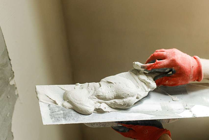 Fresh wall putty on a hawk board with HEMC support